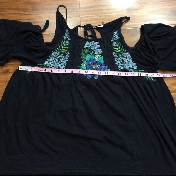 Free People Navy Floral Embroidered Cutout Shoulder Tunic Top Size Large Hippie - Picture 14 of 16